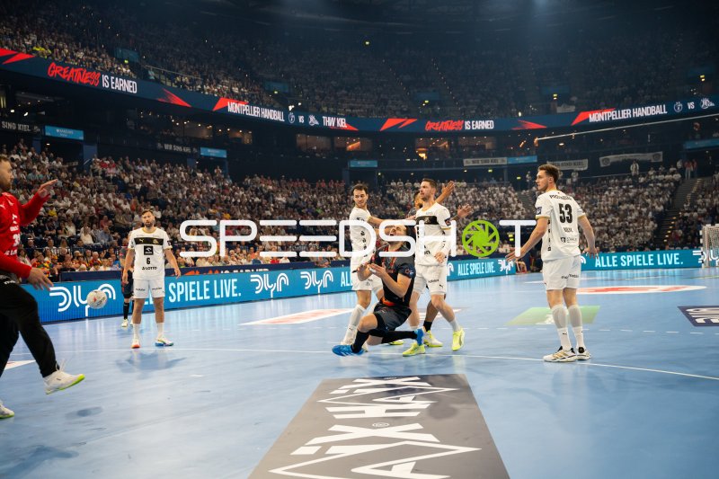 Nikola Bilyk (#53; THW Kiel) und Hendrik Pekeler (#61; THW Kiel) im Zweikampf gegen Montpellier
