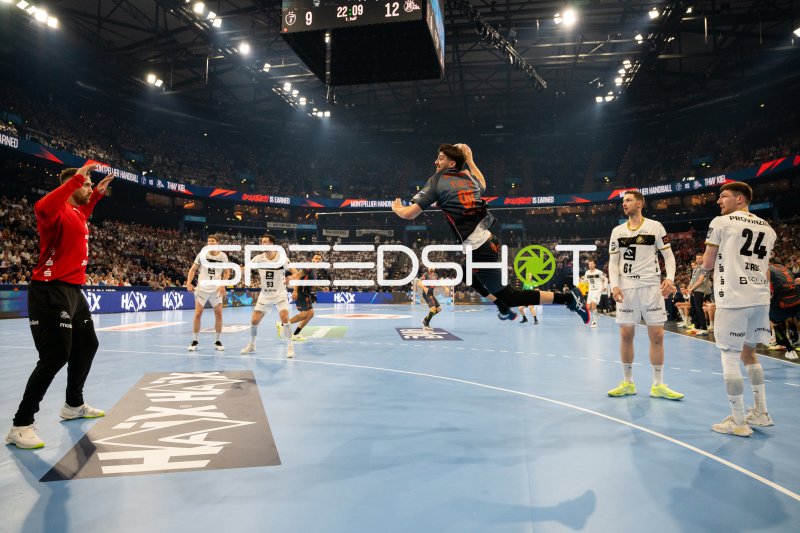 Veron Nacinovic (#93; THW Kiel) beim Sprungwurf gegen Montpellier HB