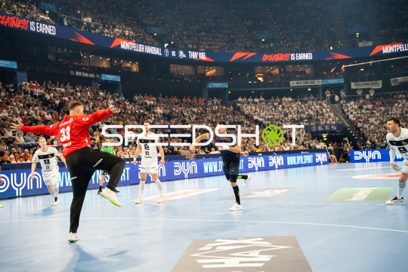 Andreas Wolff (#33; THW Kiel) pariert gegen Montpellier HB