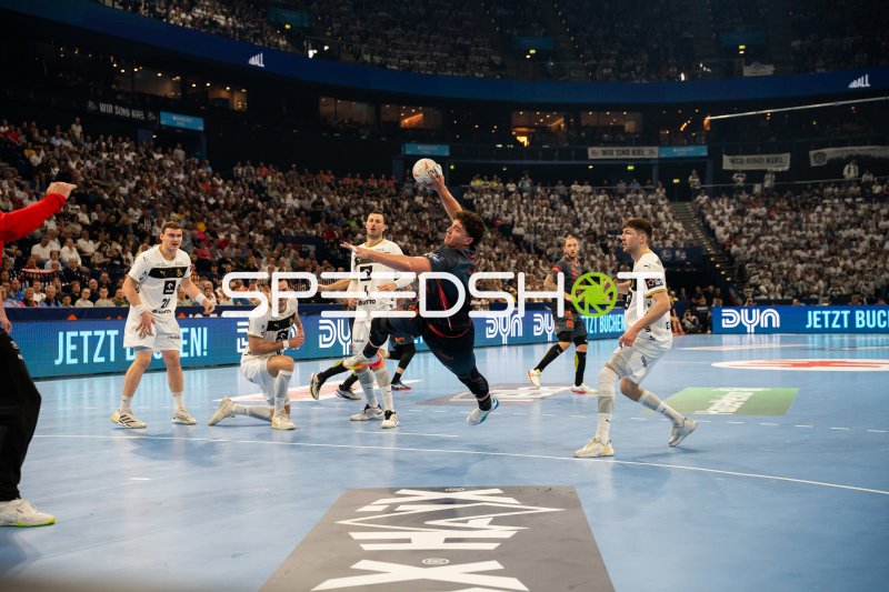 Arthur Lenne (Montpellier HB) beim Wurf gegen THW Kiel