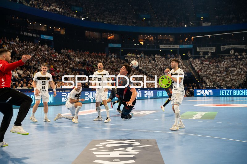 Arthur Lenne (Montpellier HB) mit spektakulärem Fallwurf gegen THW Kiel
