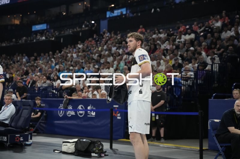 THW Kiel Spieler an der Seitenlinie beim EHF Finals