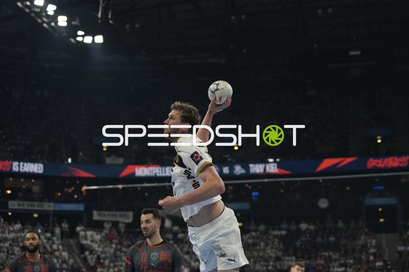 THW Kiel Spieler springt zum Wurf gegen Montpellier HB