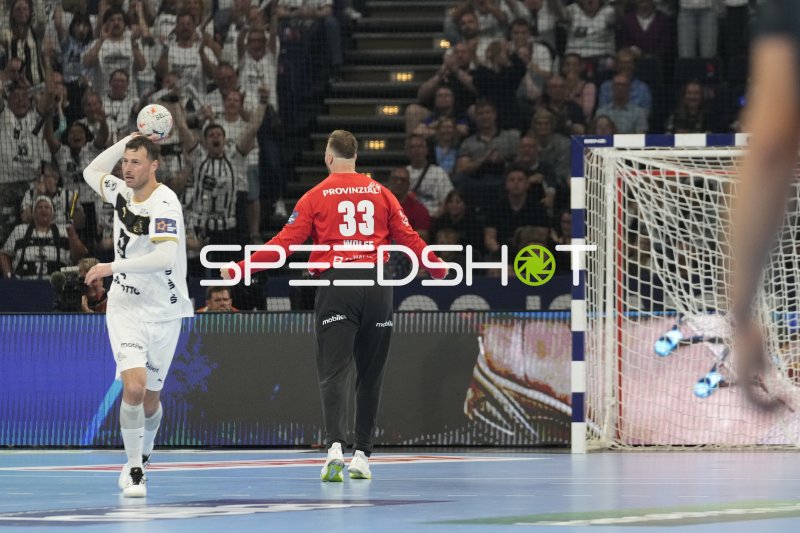 Domagoj Duvnjak (#4; THW Kiel) wirft auf Andreas Wolff (#33; THW Kiel)