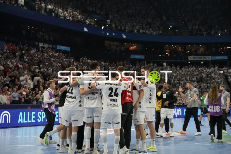 Hendrik Pekeler (#61; THW Kiel) und Team beim Jubel nach Spielende
