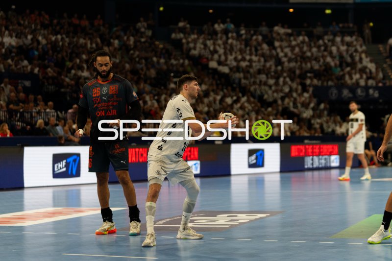 Hugo Bryan Monte Dos Santos (#26; Montpellier HB) im Zweikampf gegen THW Kiel