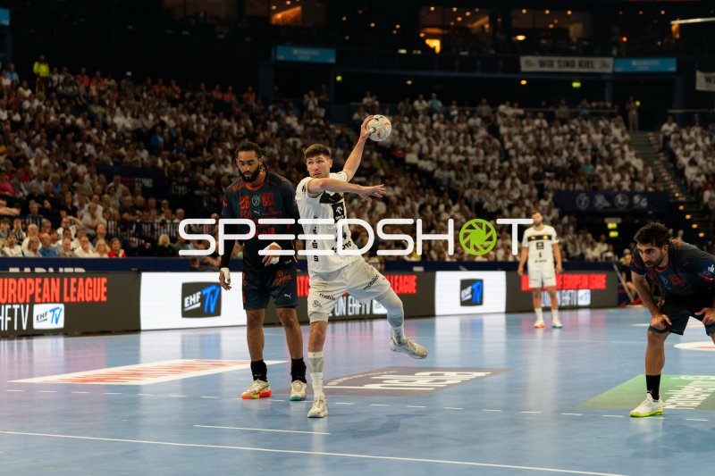 Lukas Zerbe (#24; THW Kiel) beim Wurf gegen Montpellier HB