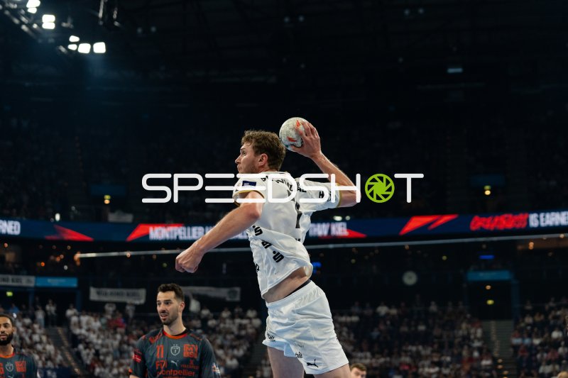 Magnus Landin (#7; THW Kiel) beim Sprungwurf gegen Montpellier HB