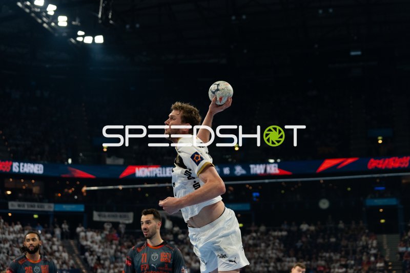 Nikola Bilyk (#53; THW Kiel) beim Sprungwurf gegen Montpellier HB