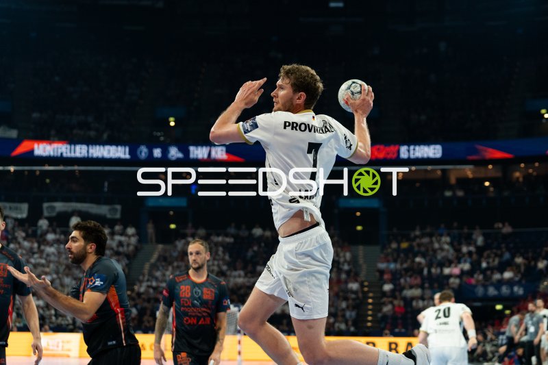 Magnus Landin (#7; THW Kiel) beim Wurfversuch gegen Montpellier HB