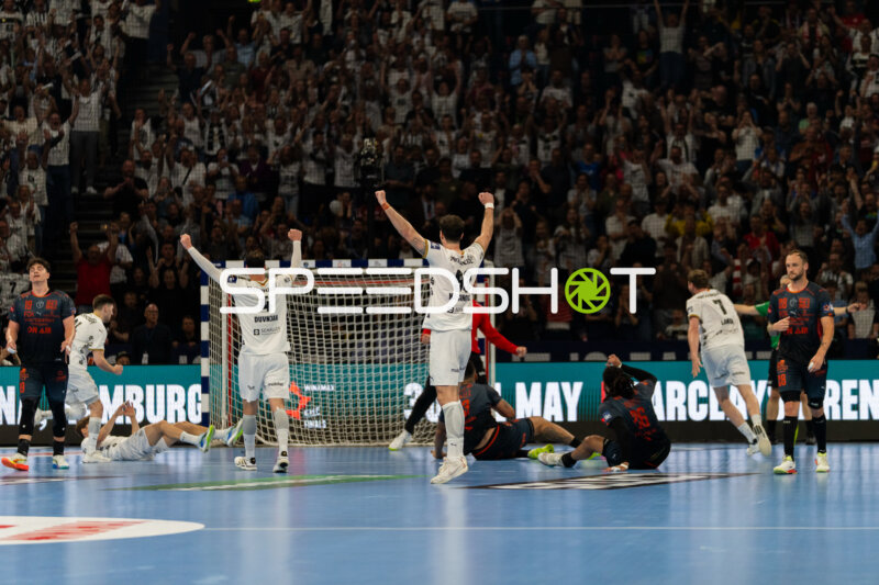 Veron Nacinovic (#93; THW Kiel) und Domagoj Duvnjak (#4; THW Kiel) jubeln nach Tor