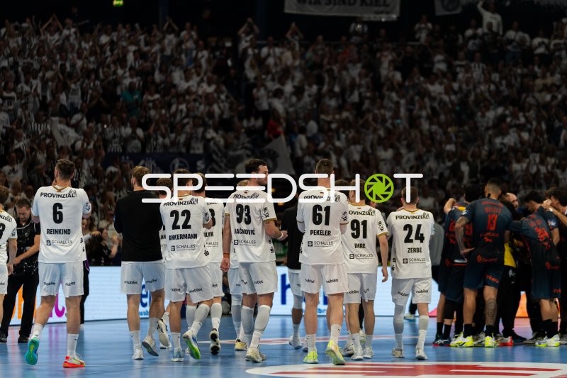 THW Kiel Mannschaft nach dem Spiel vor begeisterten Fans