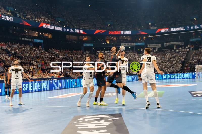 Veron Nacinovic (#93; THW Kiel) blockt Wurf von Montpellier HB