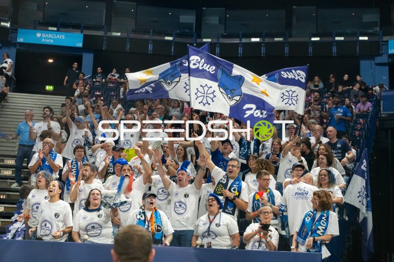 Montpellier HB Fans feiern mit Blue Fox Fahnen in der Barclays Arena