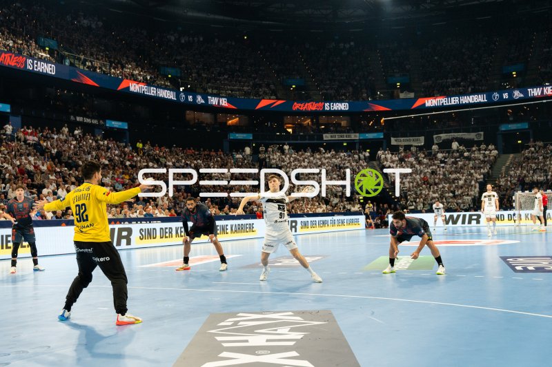 Bence Imre (#91; THW Kiel) im Angriff gegen Rémi Desbonnet (#92; Montpellier HB)