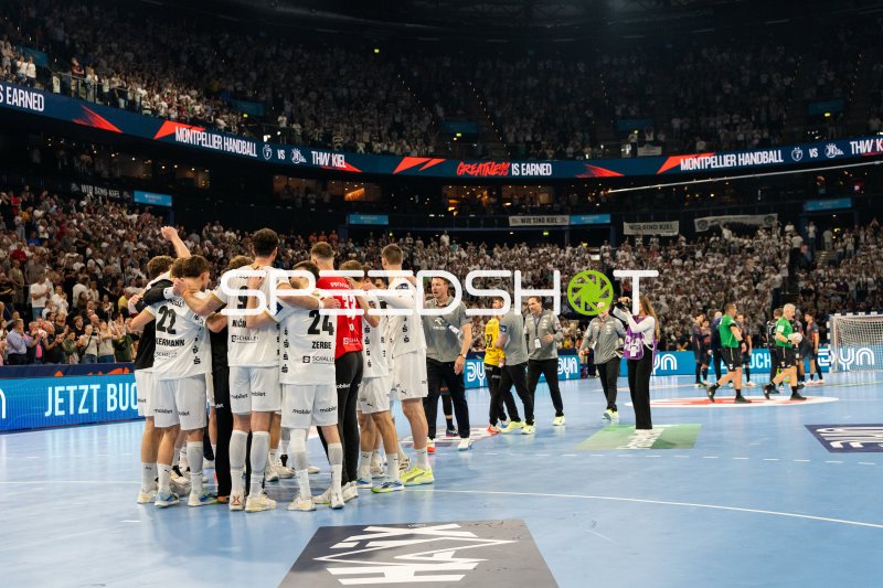 Filip Jicha (#62; THW Kiel) beim Mannschaftsjubel nach dem Spiel