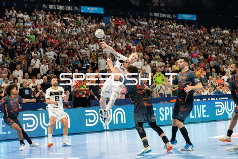 Eric Johansson (#21; THW Kiel) beim Sprungwurf gegen Montpellier HB