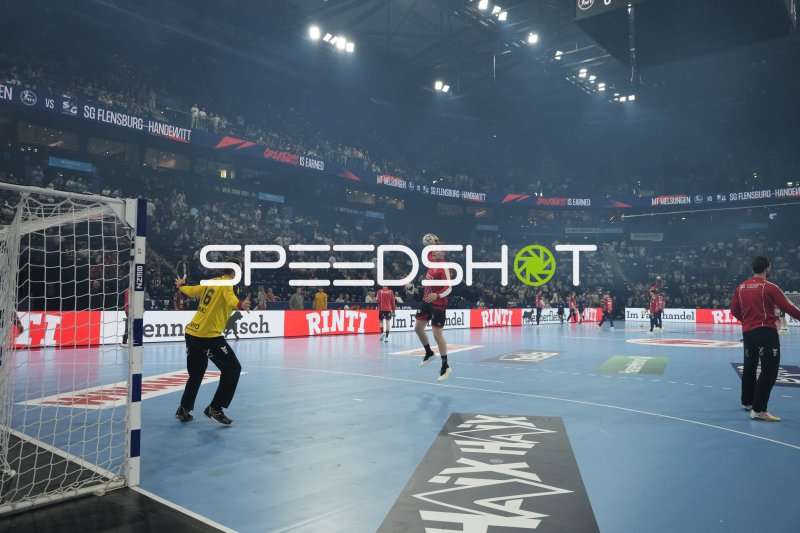 Reynir Thor Stefansson (#19; MT Melsungen) beim Sprungwurf gegen SG Flensburg-Handewitt