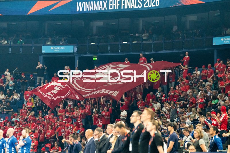 MT Melsungen Fans schwenken riesige Fahne bei EHF Finals 2026