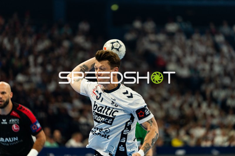 Emil Jakobsen (#31; SG Flensburg Handewitt) beim Wurf