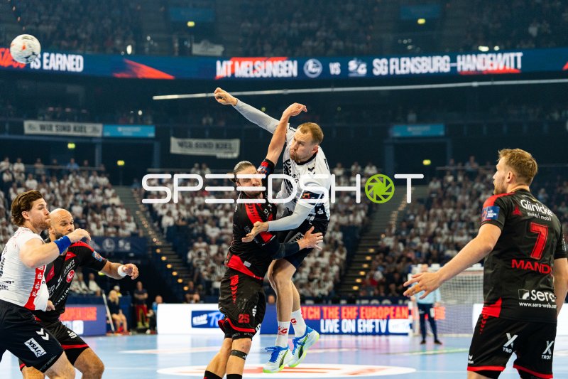 Lukas Jorgensen (#25; SG Flensburg-Handewitt) beim Wurf gegen MT Melsungen