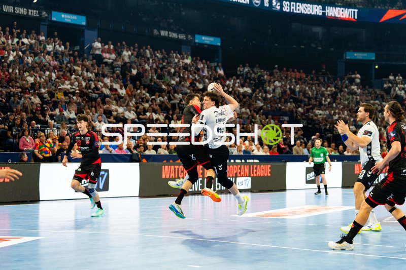 Lasse Moller (#64; SG Flensburg-Handewitt) im Zweikampf gegen MT Melsungen