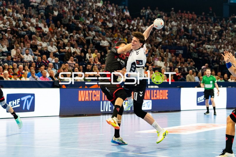 Kent Robin Tonnesen (#23; SG Flensburg Handewitt) beim Wurf gegen MT Melsungen