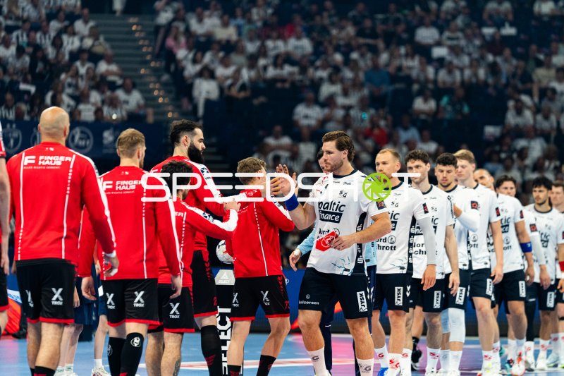 Johannes Golla (#3; SG Flensburg Handewitt) beim Handshake vor dem Spiel
