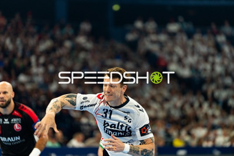 Emil Jakobsen (#31; SG Flensburg Handewitt) im Angriff