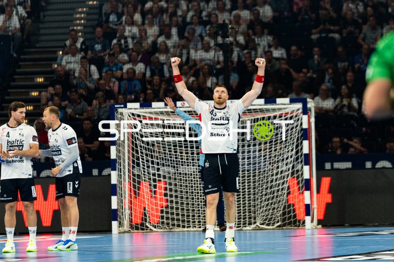 Blaz Blagotinsek (#43; SG Flensburg Handewitt) jubelt vor dem Tor