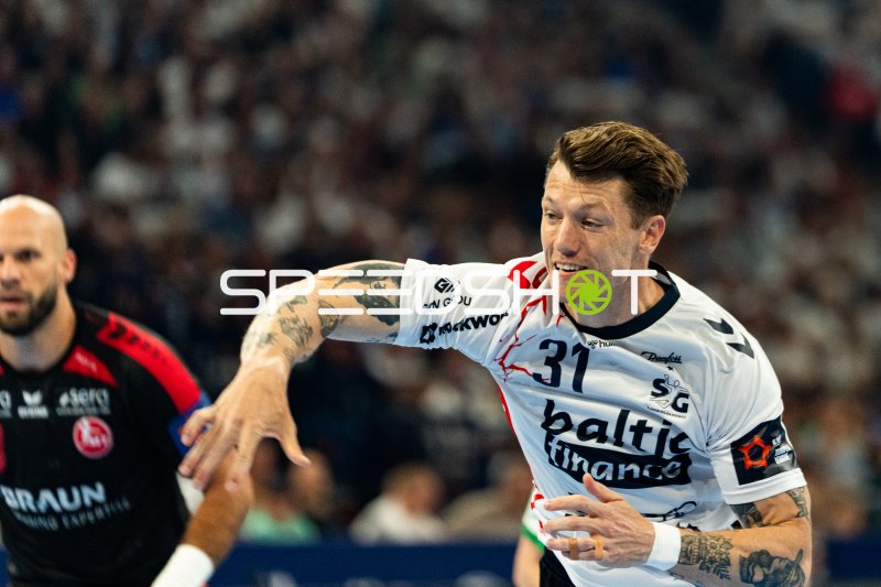 Emil Jakobsen (#31; SG Flensburg Handewitt) im Angriff