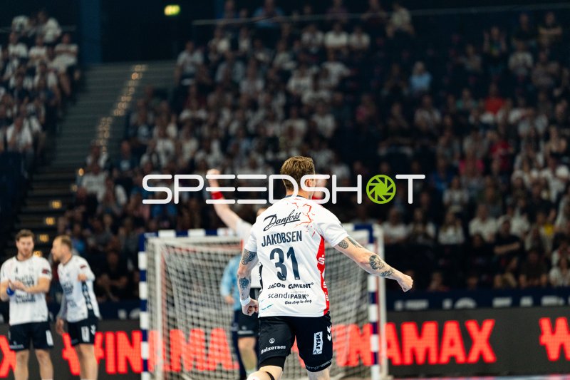 Emil Jakobsen (#31; SG Flensburg-Handewitt) jubelt nach Torerfolg