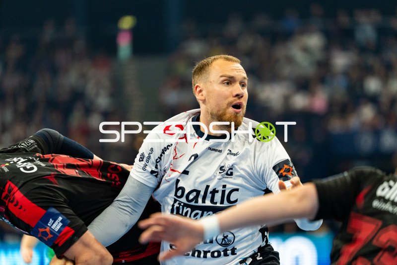 Simon Pytlick (#2; SG Flensburg-Handewitt) im Zweikampf