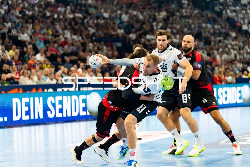 Johannes Golla (#3; SG Flensburg Handewitt) im Zweikampf gegen MT Melsungen