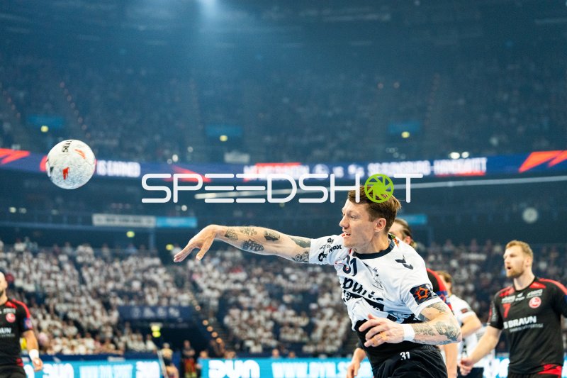 Emil Jakobsen (#31; SG Flensburg Handewitt) beim Wurf gegen MT Melsungen