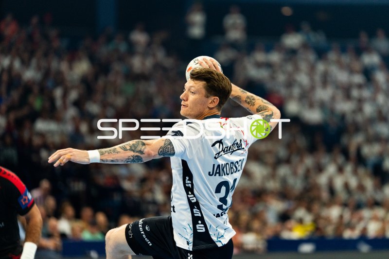 Emil Jakobsen (#31; SG Flensburg Handewitt) beim Wurf