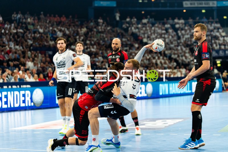Johannes Golla (#3; SG Flensburg Handewitt) im Zweikampf beim Wurf