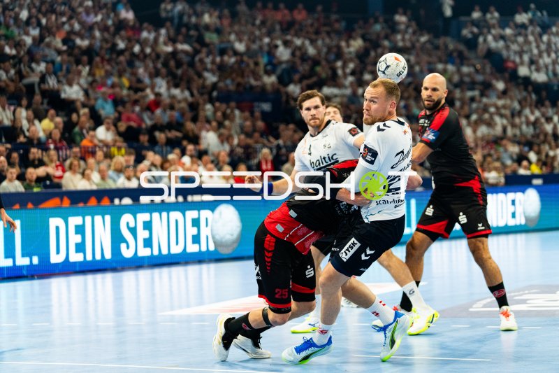 Kent Robin Tonnesen (#23; SG Flensburg Handewitt) im Zweikampf gegen MT Melsungen