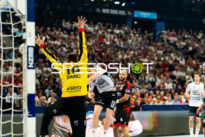 Nebojsa Simic (#16; MT Melsungen) pariert Wurf von SG Flensburg-Handewitt