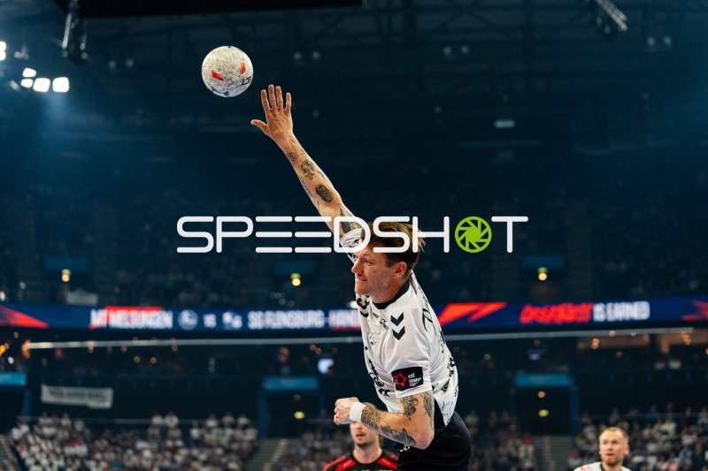 Emil Jakobsen (#31; SG Flensburg Handewitt) beim Sprungwurf