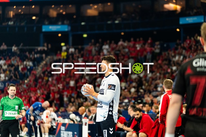 Marko Grgić (#17; SG Flensburg Handewitt) mit Ball im Spielaufbau