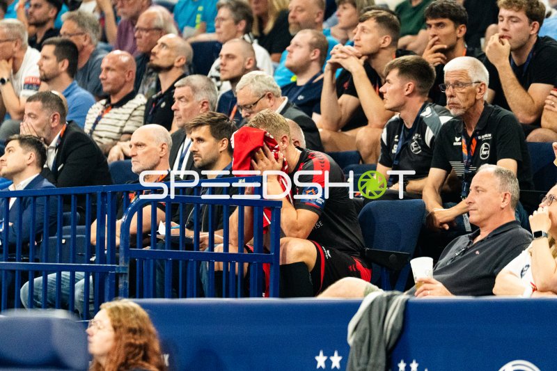 MT Melsungen Spieler vergräbt Gesicht im Trikot auf der Bank