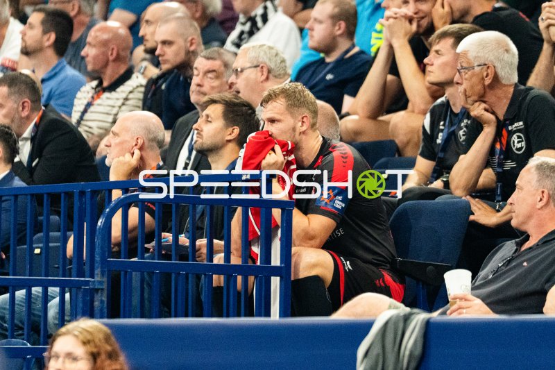 MT Melsungen Spieler auf der Auswechselbank verfolgt das Spiel