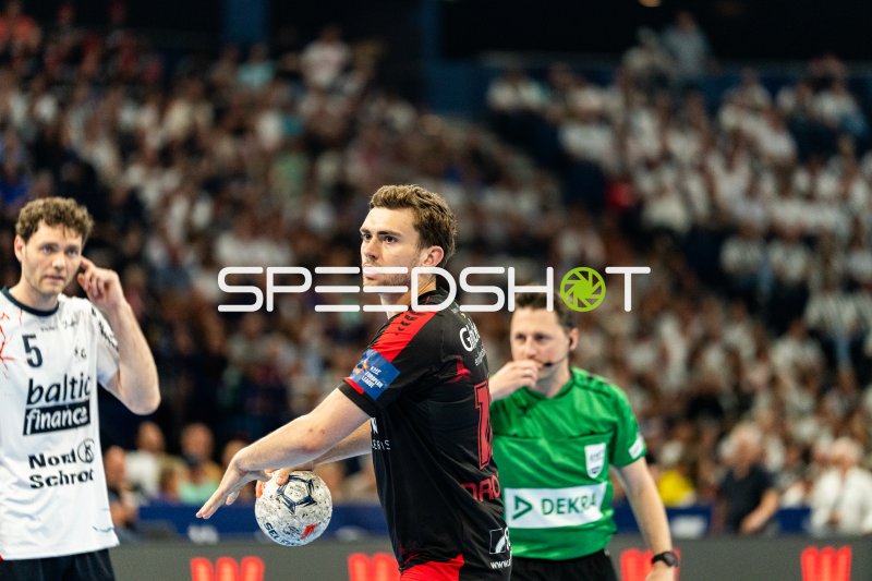 Florian Drosten (#18; MT Melsungen) mit Ball im Spielaufbau