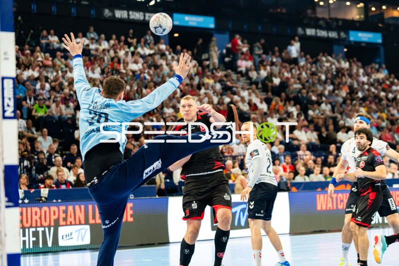Dainis Kristopans (#10; MT Melsungen) beim Wurf gegen Kevin Moller (#20; SG Flensburg Handewitt)