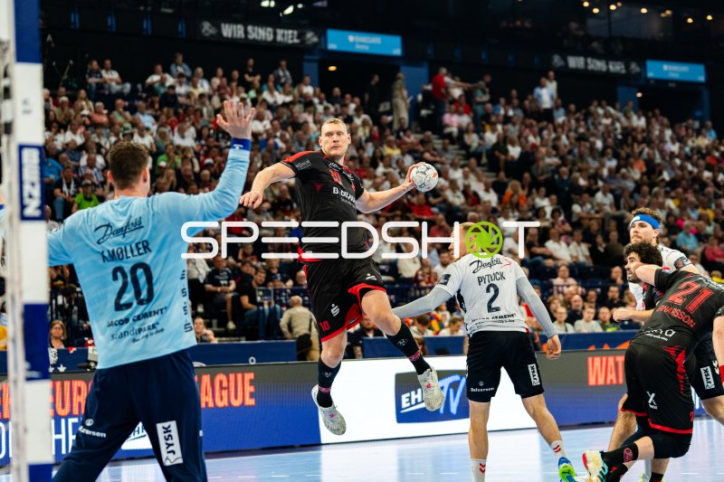 Dainis Kristopans (#10; MT Melsungen) springt zum Wurf gegen Kevin Moller (#20; SG Flensburg Handewitt)