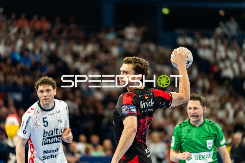 MT Melsungen Spieler beim Wurf, Niclas Kirkeløkke (#5; SG Flensburg Handewitt) im Hintergrund