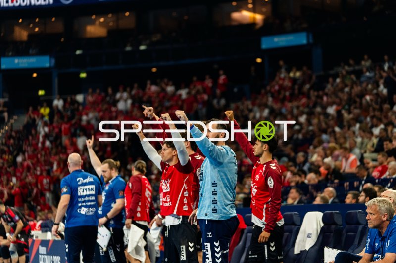 Benjamin Buric (#1; SG Flensburg Handewitt) jubelt an der Seitenlinie