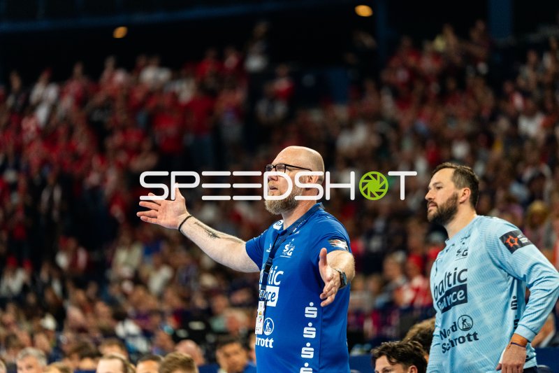 Trainer Ales Pajovic (SG Flensburg Handewitt) gibt Anweisungen an der Seitenlinie