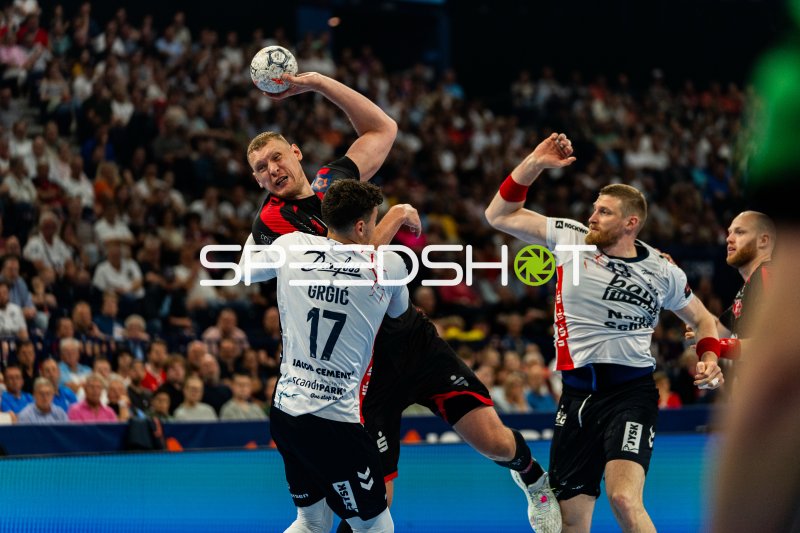 Dainis Kristopans (#10; MT Melsungen) im Wurf gegen Marko Grgić (#17; SG Flensburg-Handewitt)